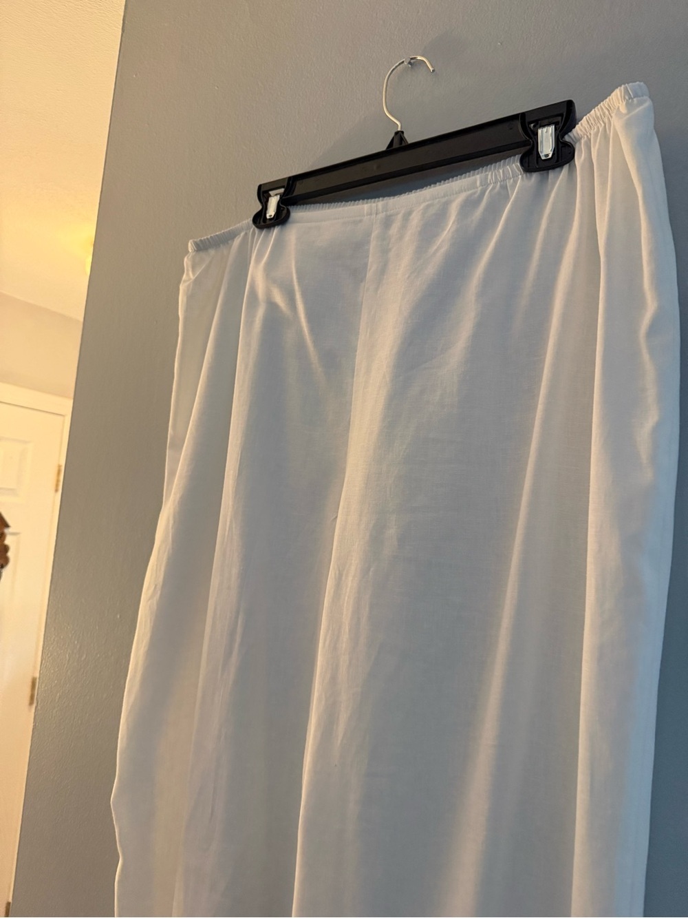 High-Rise Wide-Leg Pants in White - Picture 3 of 6